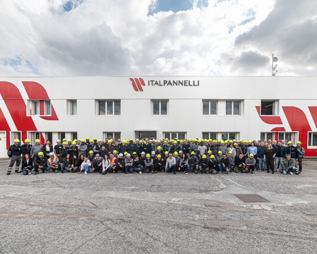 Il team ItalPannelli al completo di fronte alla nuova facciata