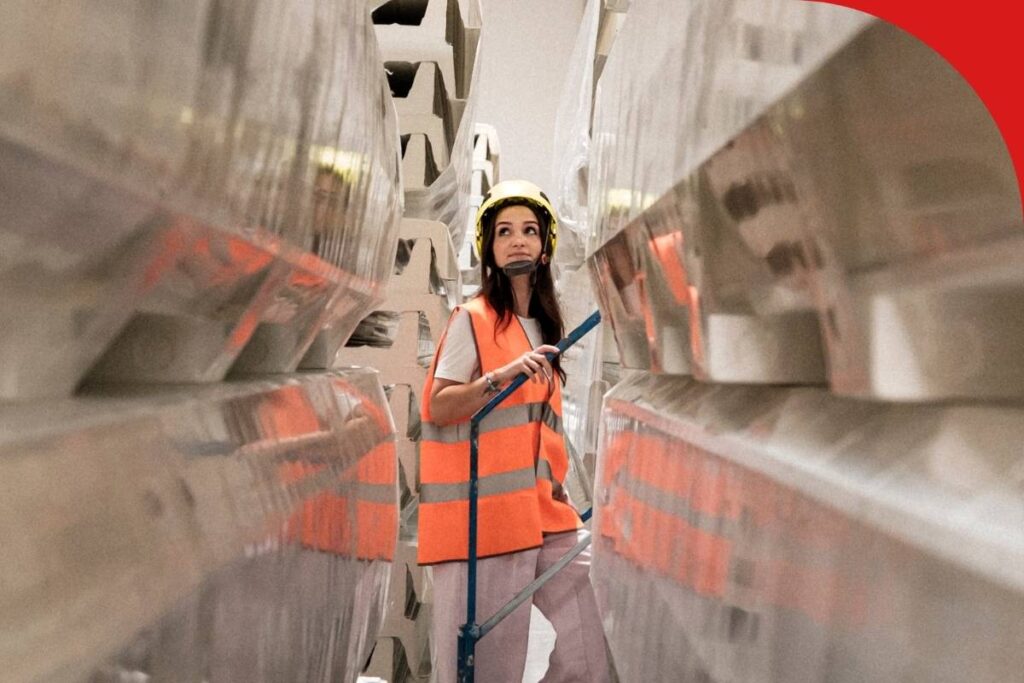 Donna su una scala che guarda i pannelli