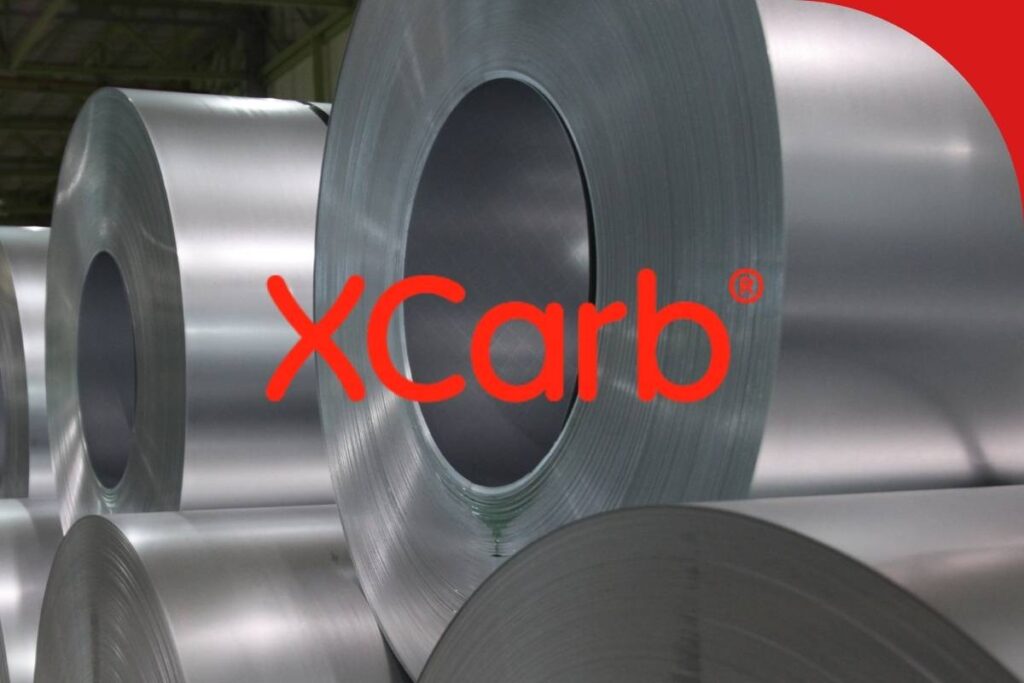 logo XCarb in sovraimpressione su coils di acciaio XCarb