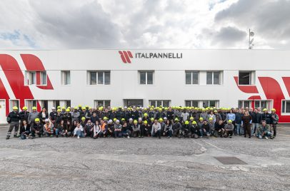 Il team ItalPannelli al completo di fronte alla nuova facciata