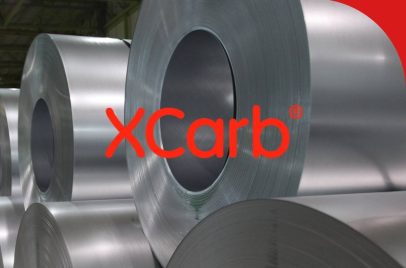 logo XCarb in sovraimpressione su coils di acciaio XCarb