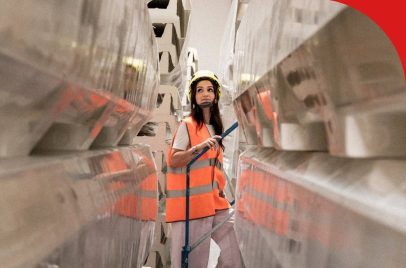 Donna su una scala che guarda i pannelli